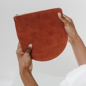 BAGGU Suede U-Pouch